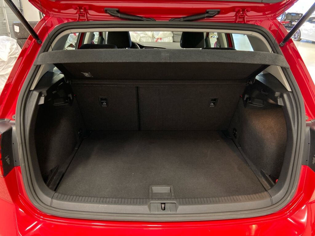 Volkswagen Golf 2018 Punainen