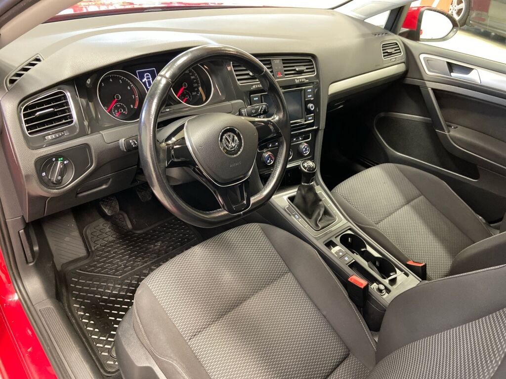 Volkswagen Golf 2018 Punainen