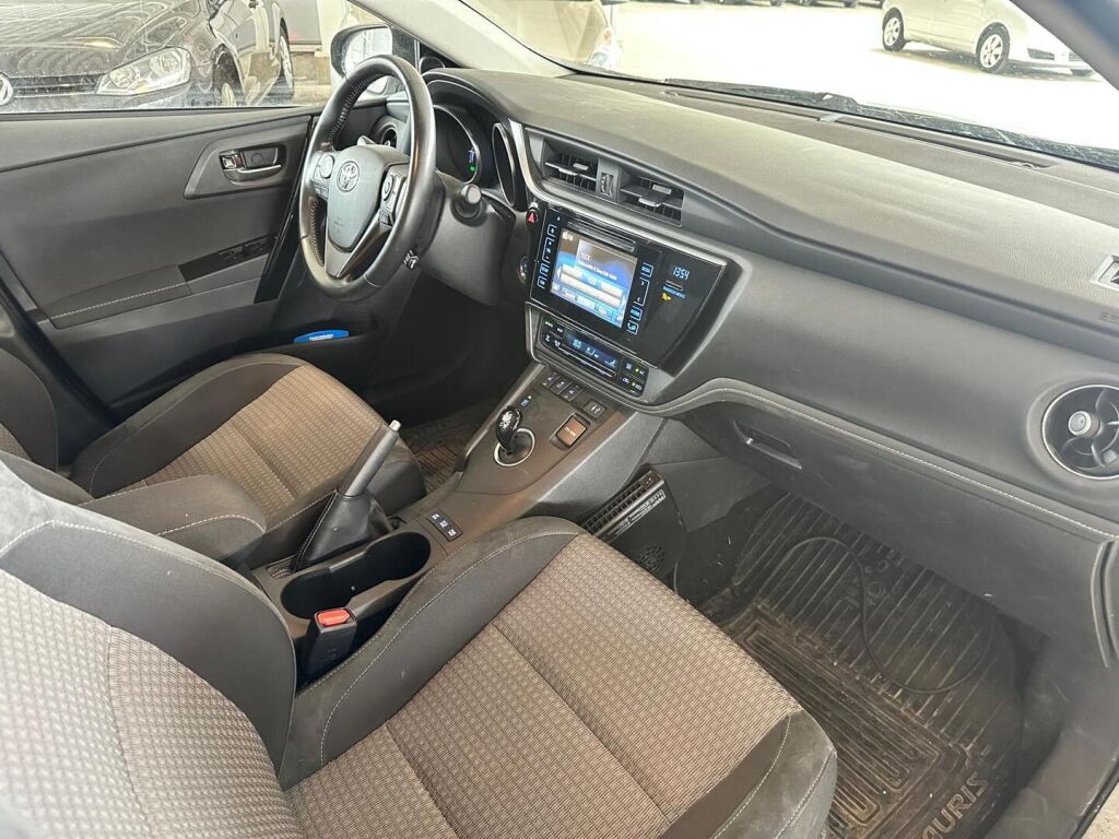 Toyota Auris 2018 Harmaa