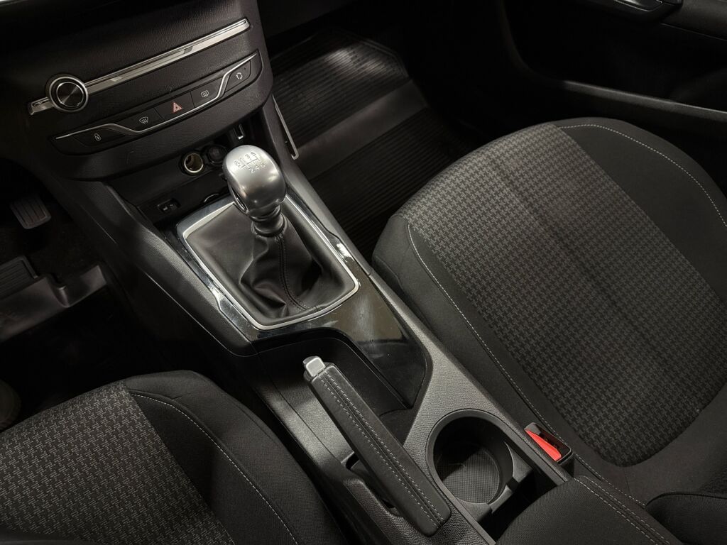 Peugeot 308 2018 Punainen