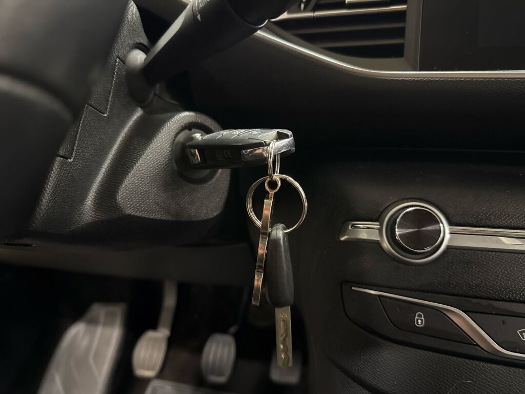 Peugeot 308 2018 Punainen