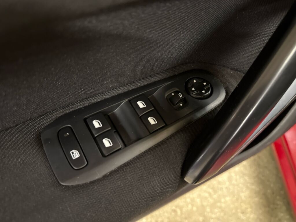 Peugeot 308 2018 Punainen