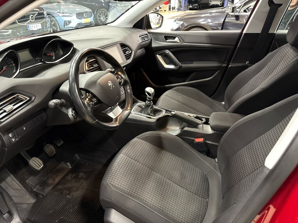 Peugeot 308 2018 Punainen