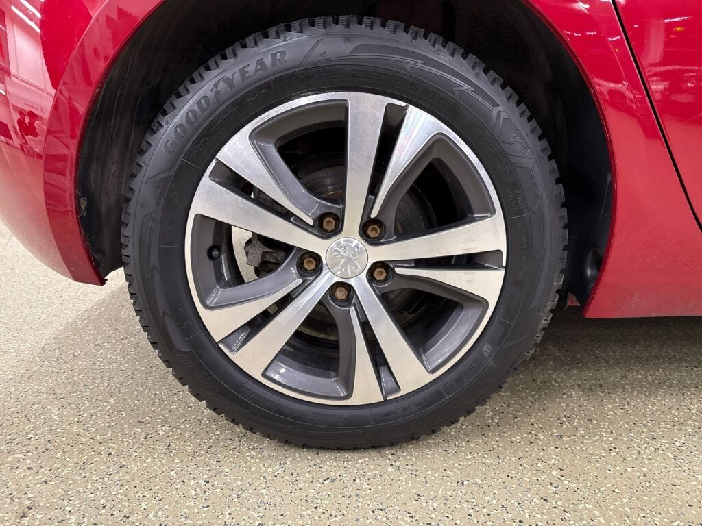 Peugeot 308 2018 Punainen