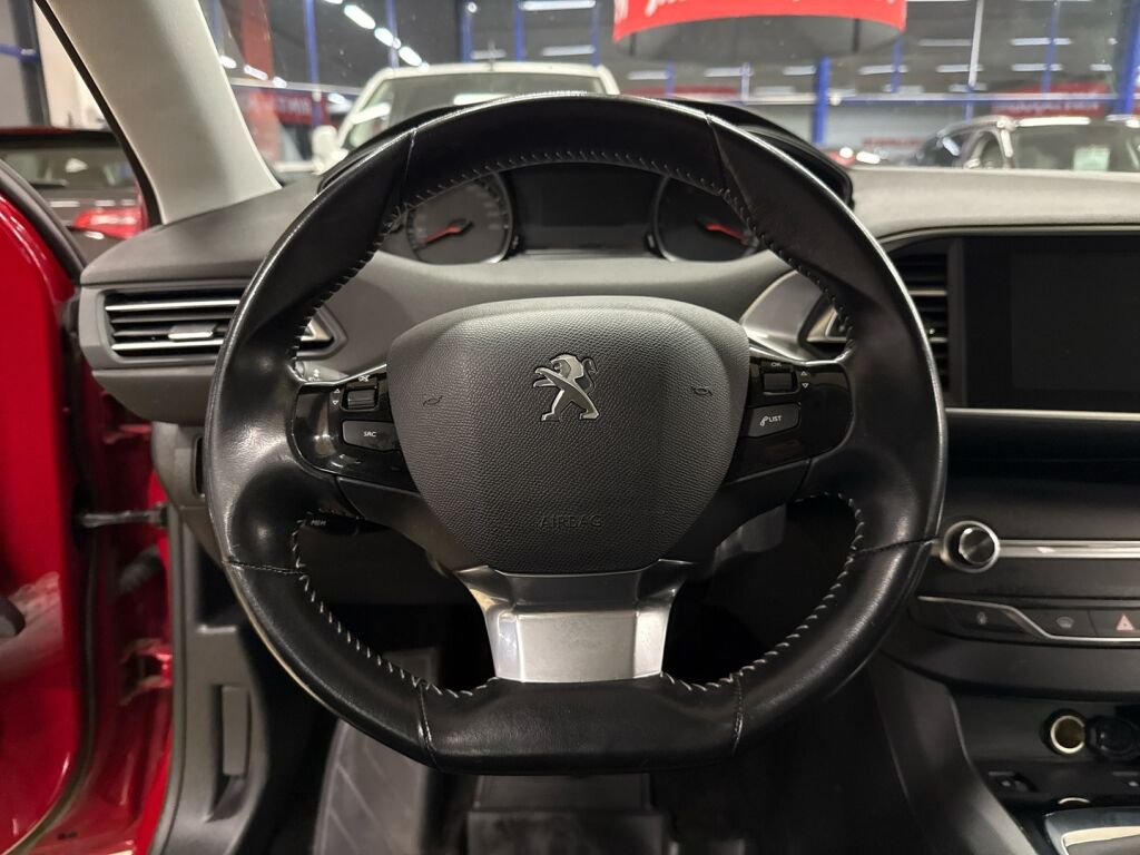 Peugeot 308 2018 Punainen