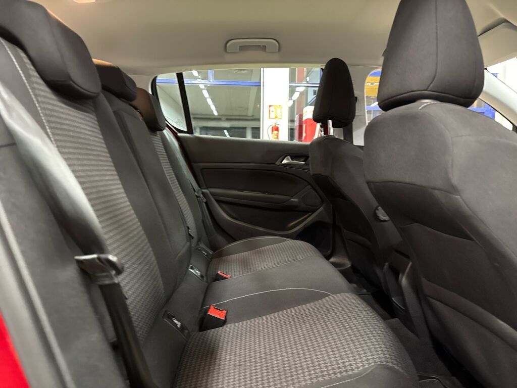 Peugeot 308 2018 Punainen