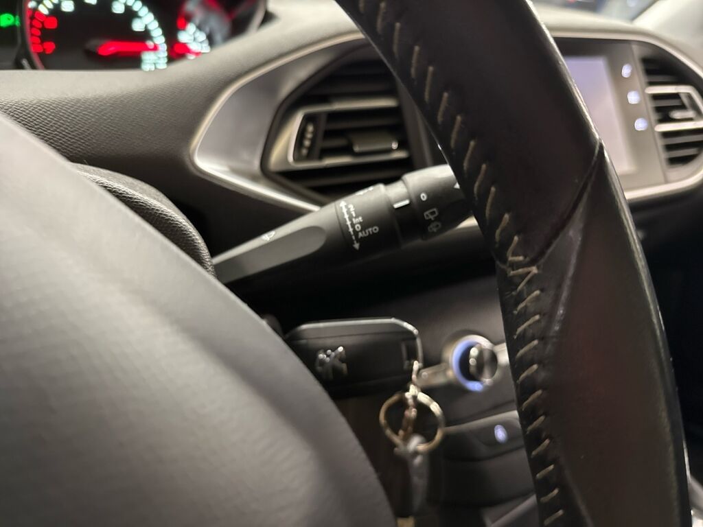 Peugeot 308 2018 Punainen