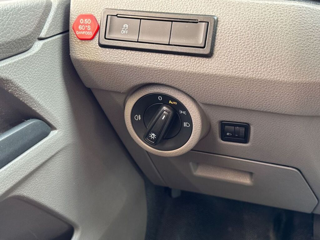 Volkswagen Transporter 2020 Punainen