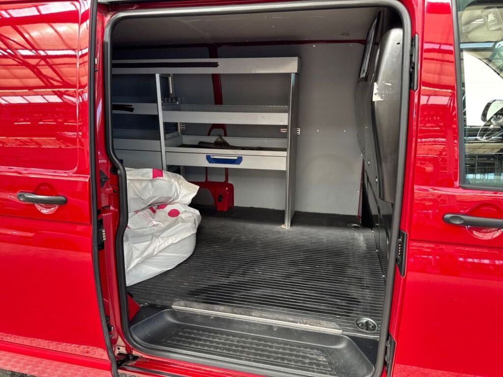 Volkswagen Transporter 2020 Punainen