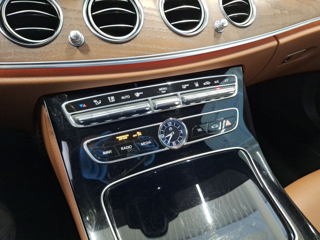 Mercedes-Benz E 2017 Ruskea (beige)