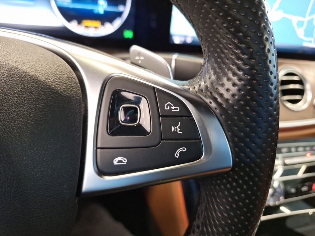 Mercedes-Benz E 2017 Ruskea (beige)