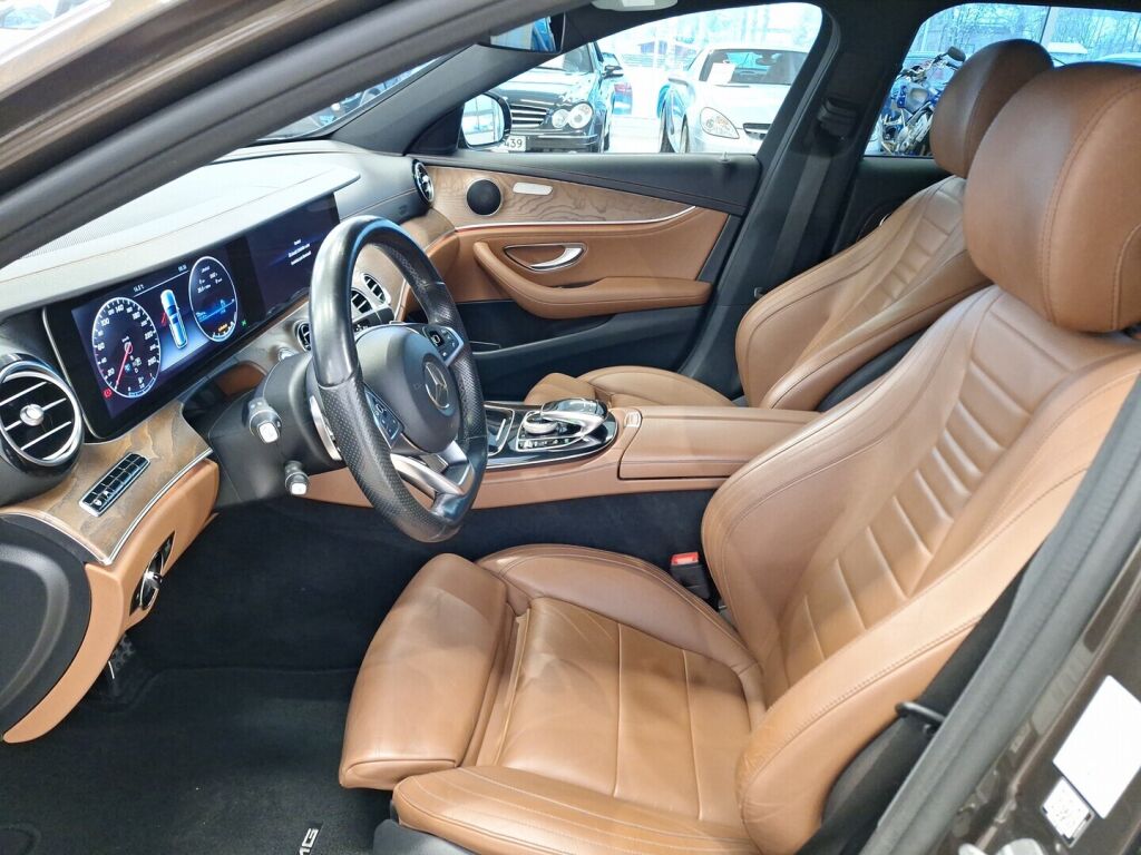 Mercedes-Benz E 2017 Ruskea (beige)