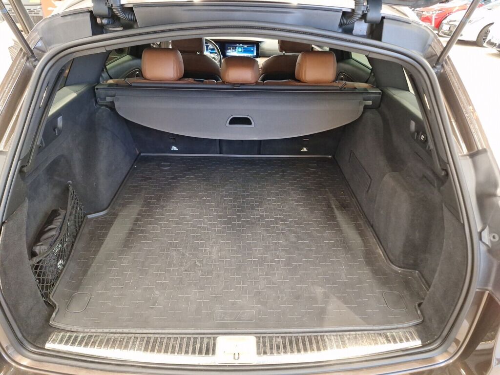 Mercedes-Benz E 2017 Ruskea (beige)