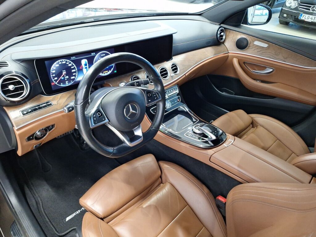Mercedes-Benz E 2017 Ruskea (beige)