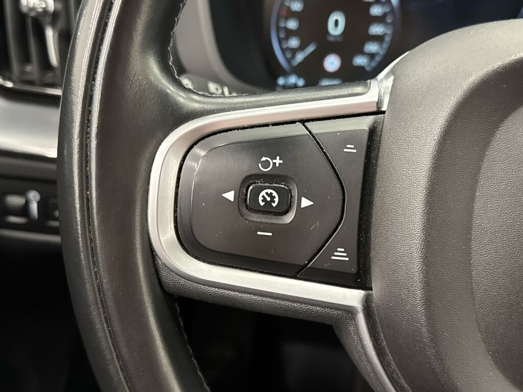 Volvo XC60 2018 Musta