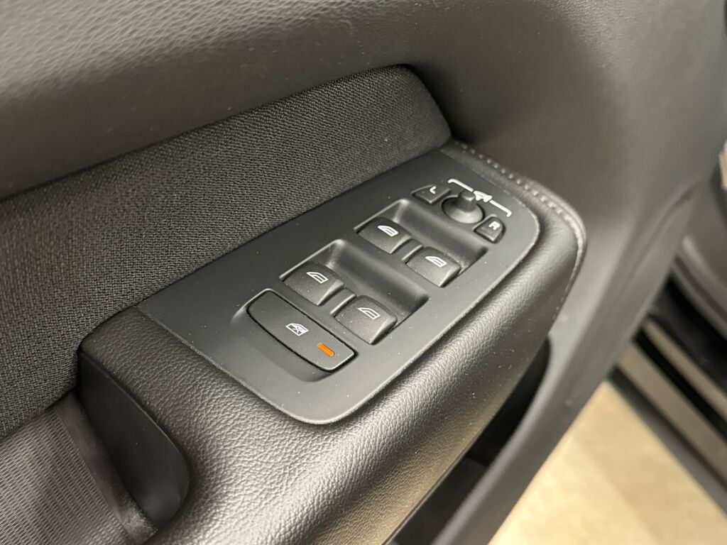 Volvo XC60 2018 Musta