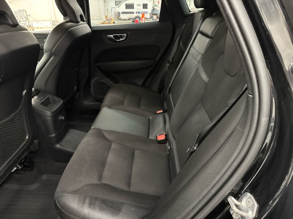 Volvo XC60 2018 Musta