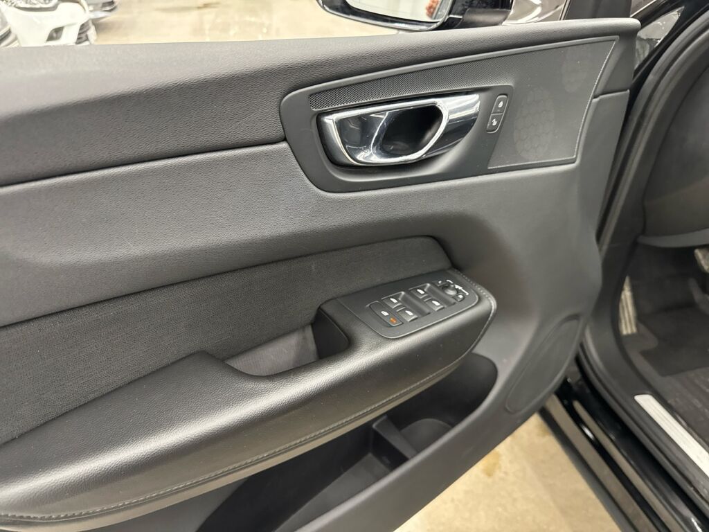 Volvo XC60 2018 Musta