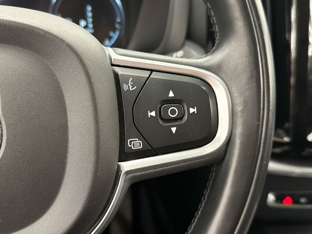 Volvo XC60 2018 Musta