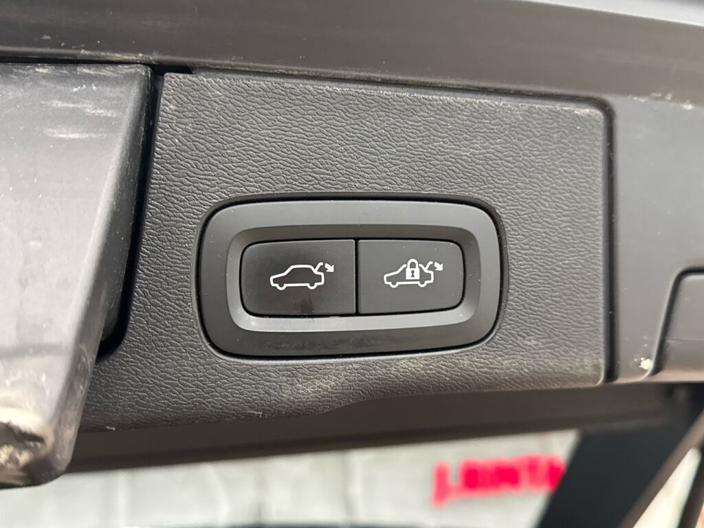 Volvo XC60 2018 Musta