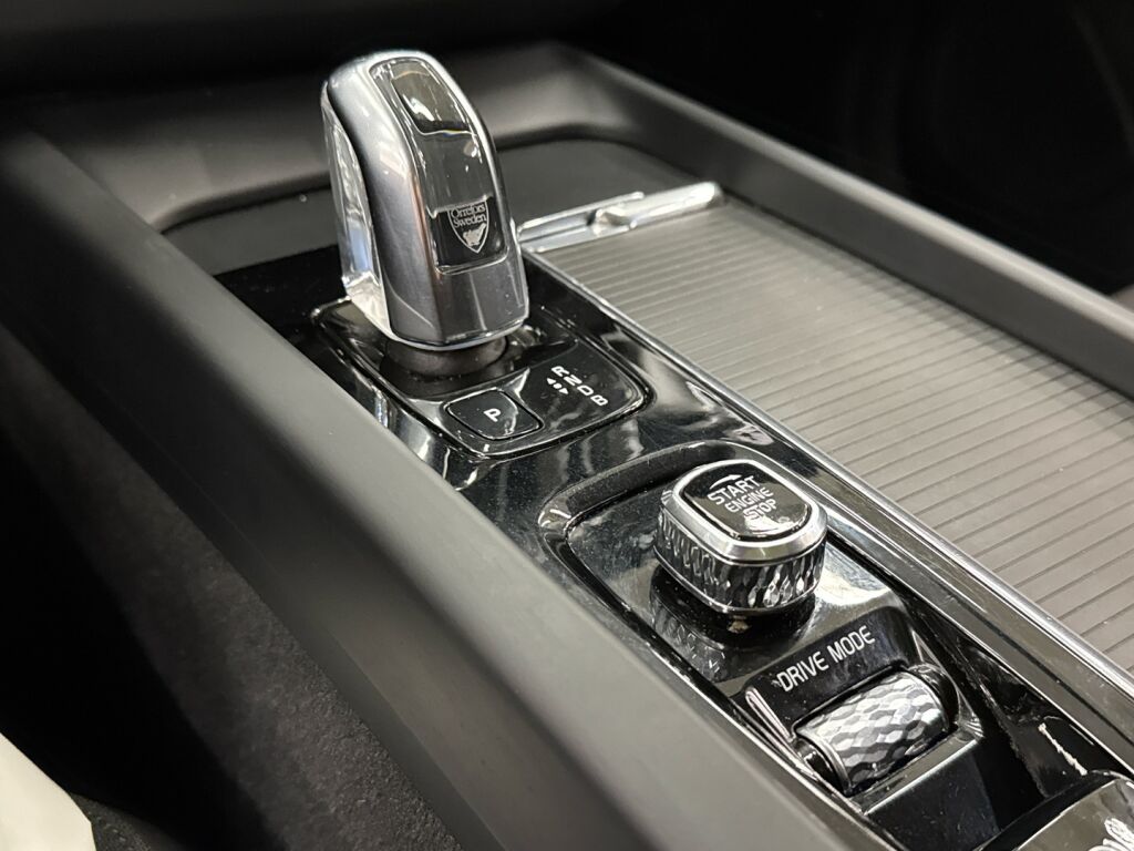 Volvo XC60 2018 Musta