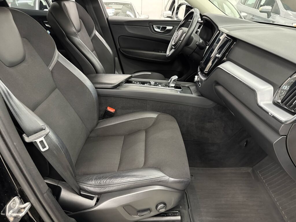 Volvo XC60 2018 Musta