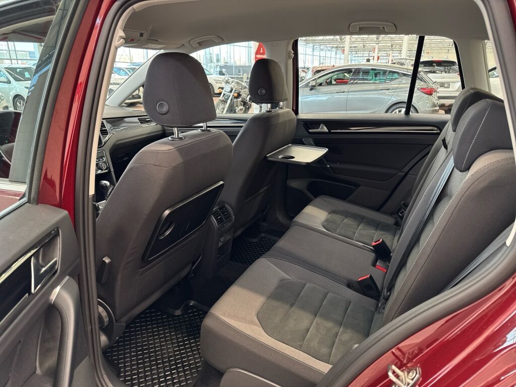 Volkswagen Golf Sportsvan 2019 Punainen