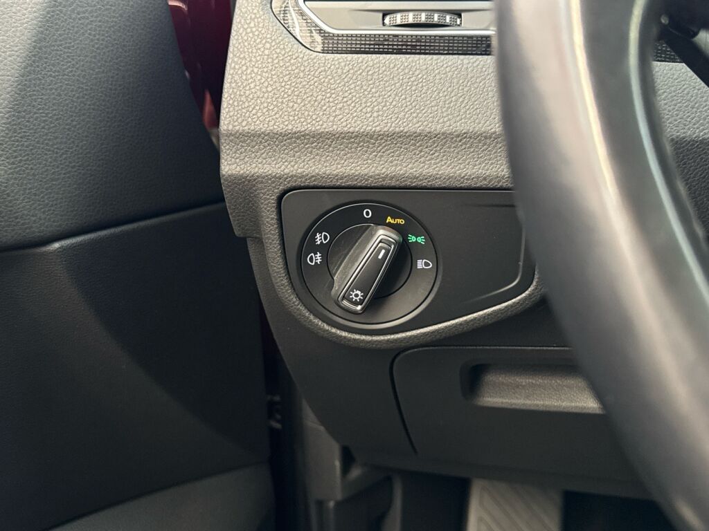 Volkswagen Golf Sportsvan 2019 Punainen