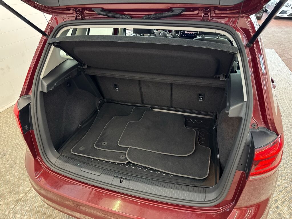 Volkswagen Golf Sportsvan 2019 Punainen