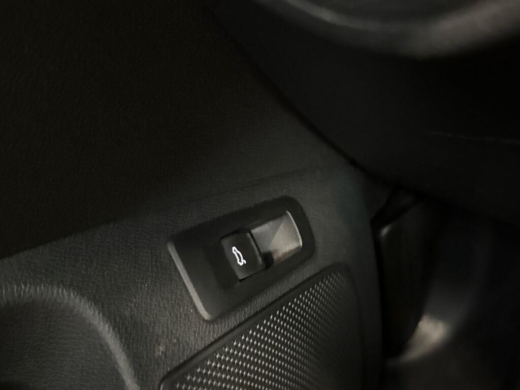 Skoda Karoq 2019 Musta