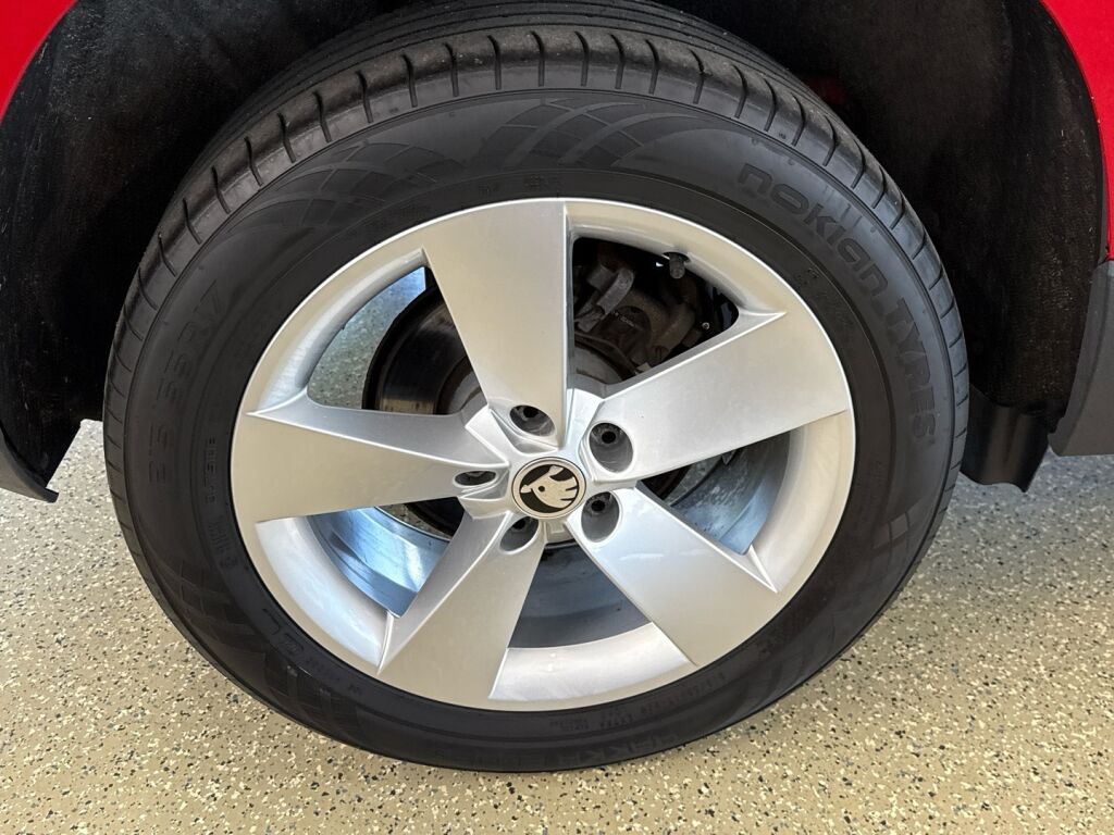 Skoda Karoq 2019 Musta