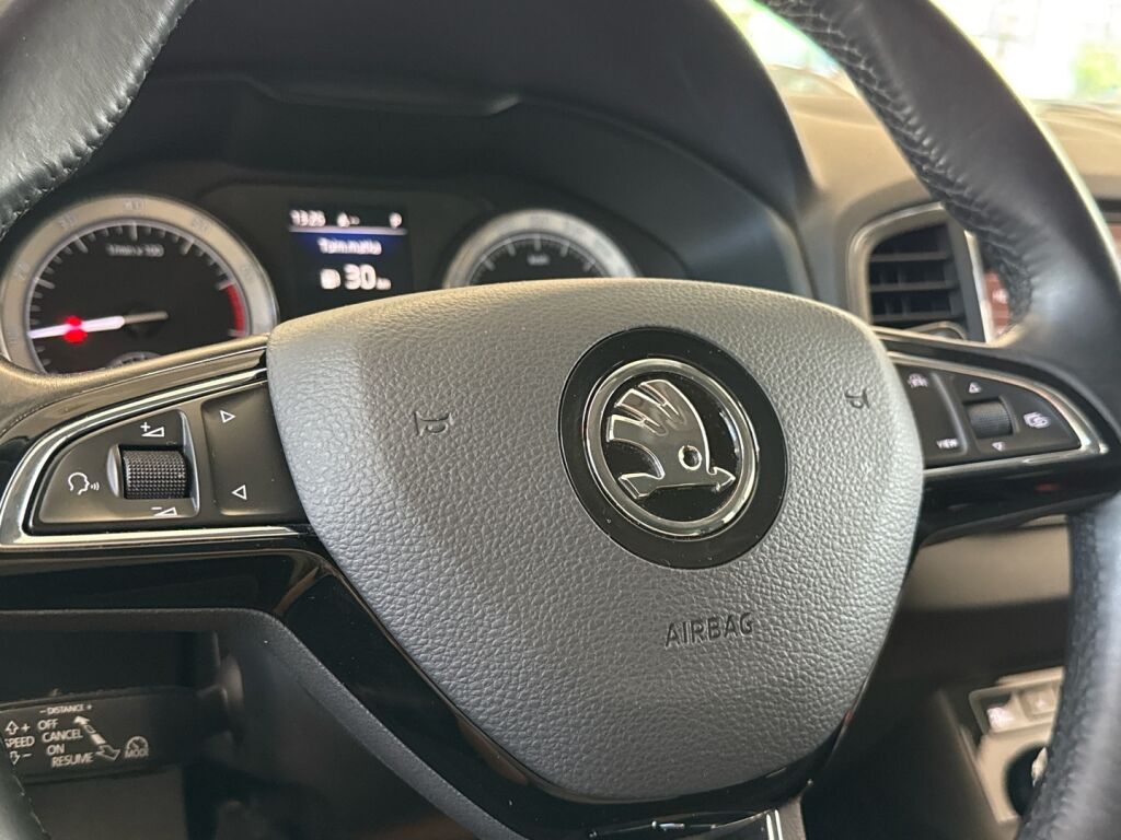 Skoda Karoq 2019 Musta