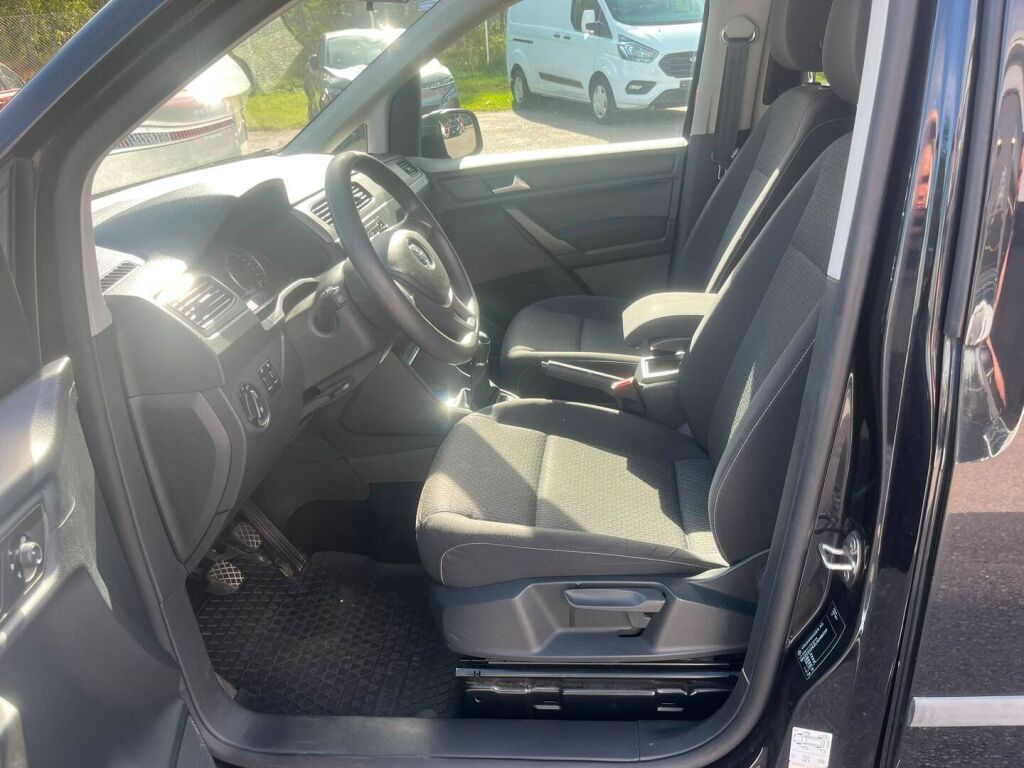 Volkswagen Caddy Maxi 2020 Musta
