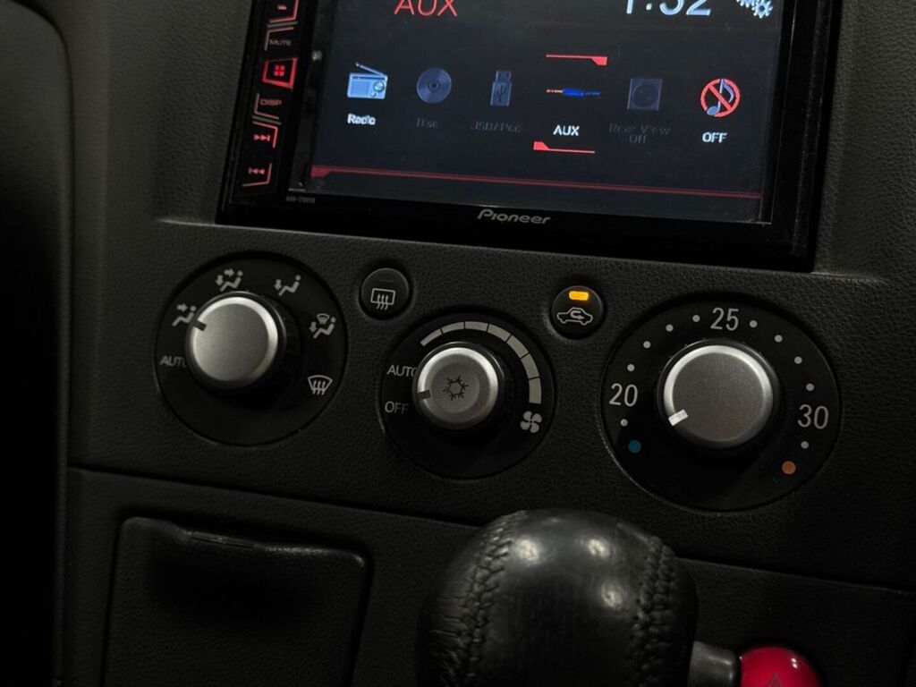 Mitsubishi Airtrek 2005 Musta