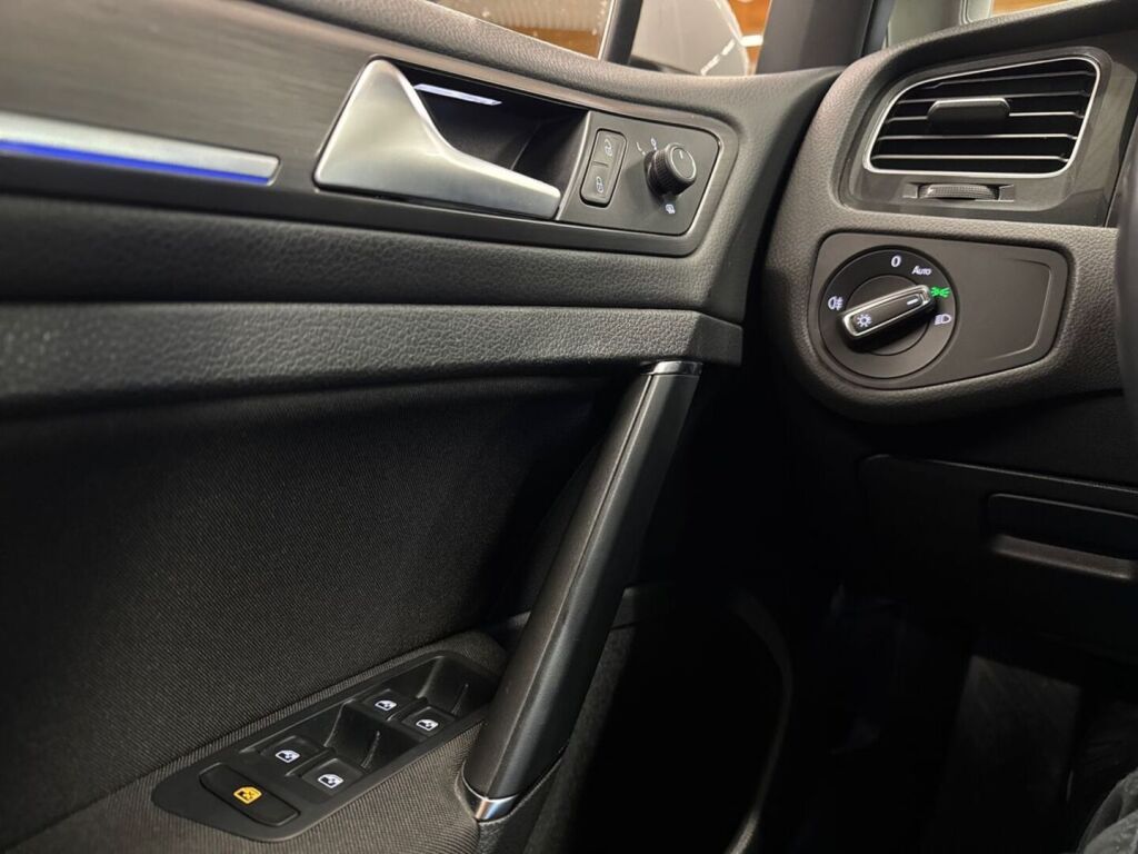 Volkswagen Golf 2018 Valkoinen