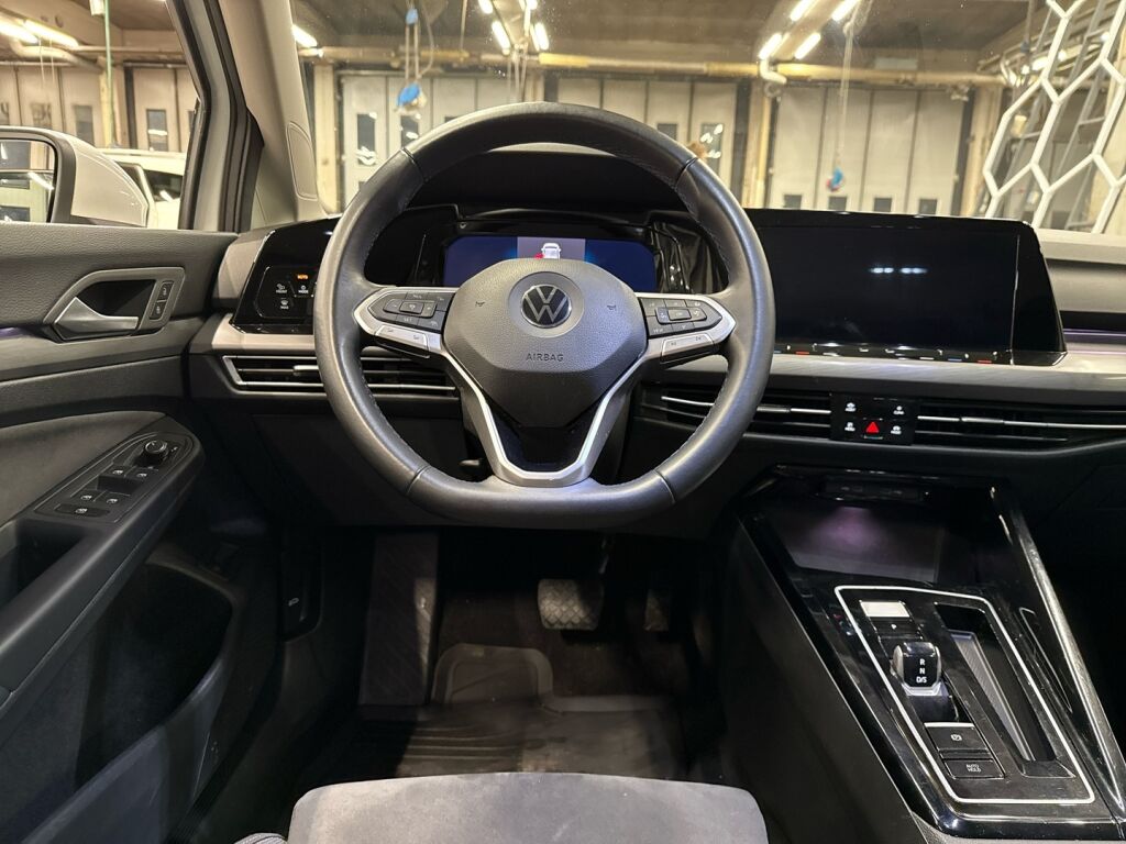 Volkswagen Golf 2023 Valkoinen