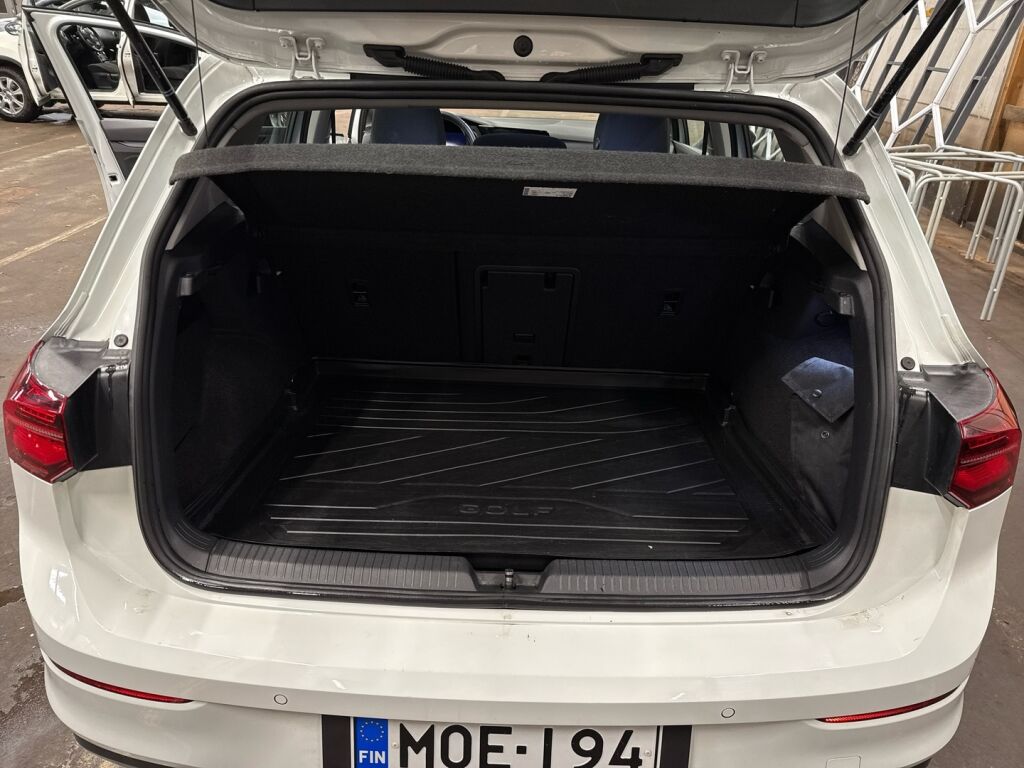 Volkswagen Golf 2023 Valkoinen