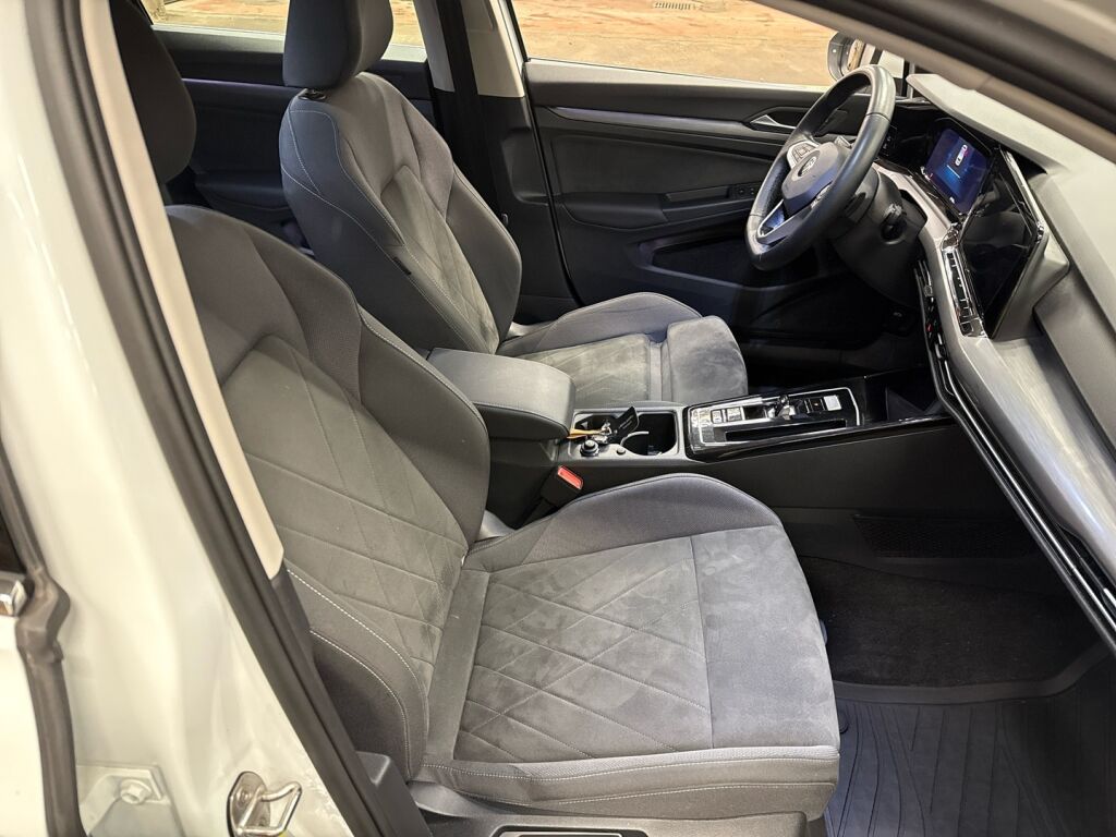 Volkswagen Golf 2023 Valkoinen