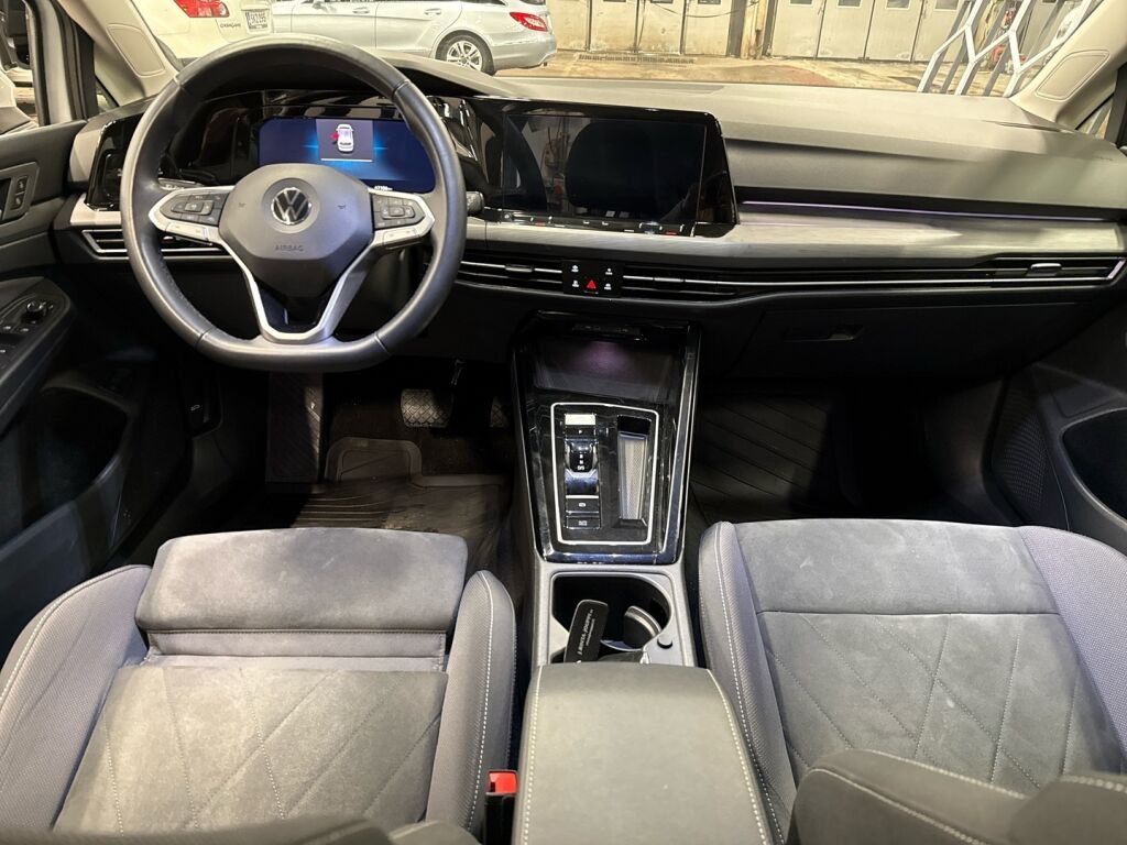 Volkswagen Golf 2023 Valkoinen