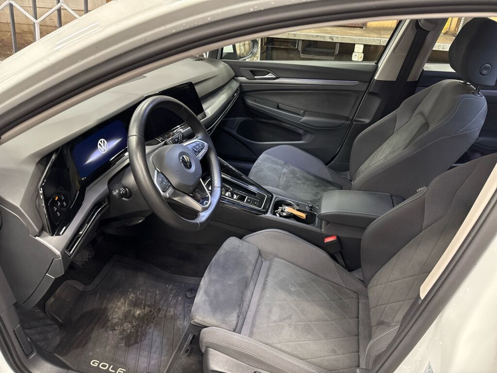 Volkswagen Golf 2023 Valkoinen