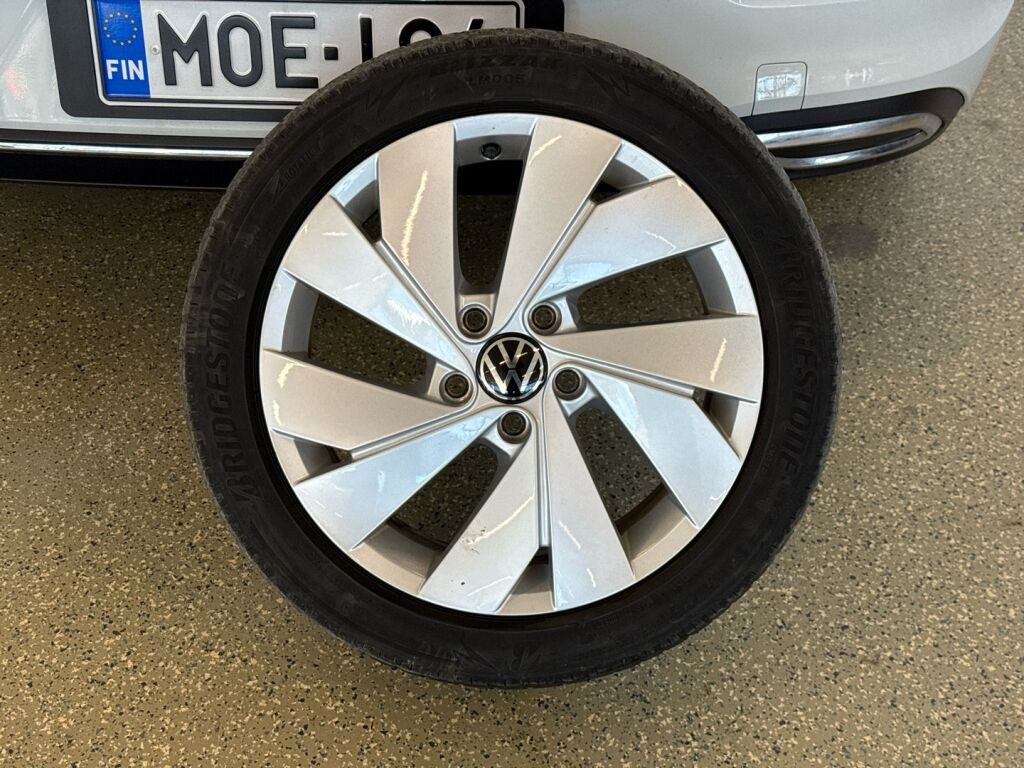 Volkswagen Golf 2023 Valkoinen