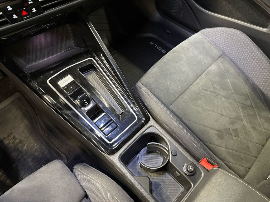 Volkswagen Golf 2023 Valkoinen