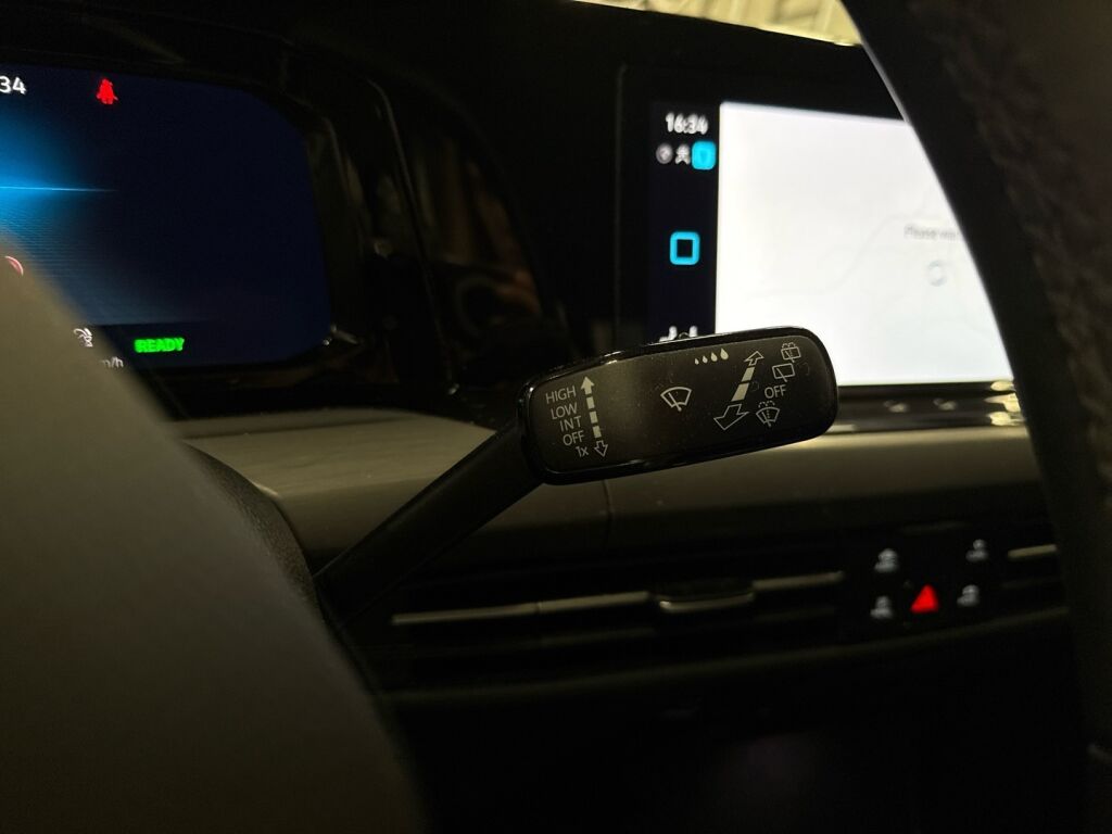 Volkswagen Golf 2023 Valkoinen