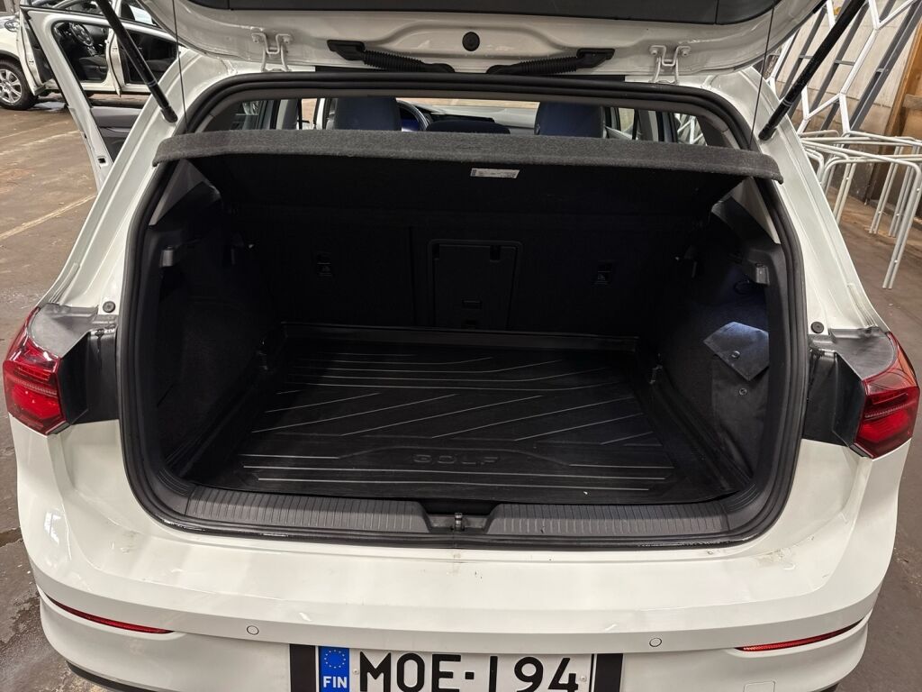 Volkswagen Golf 2023 Valkoinen