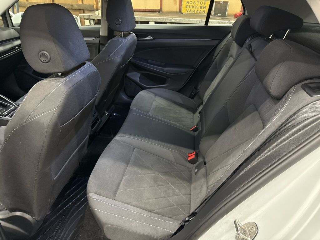 Volkswagen Golf 2023 Valkoinen
