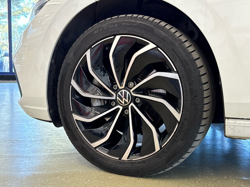 Volkswagen Golf 2023 Valkoinen