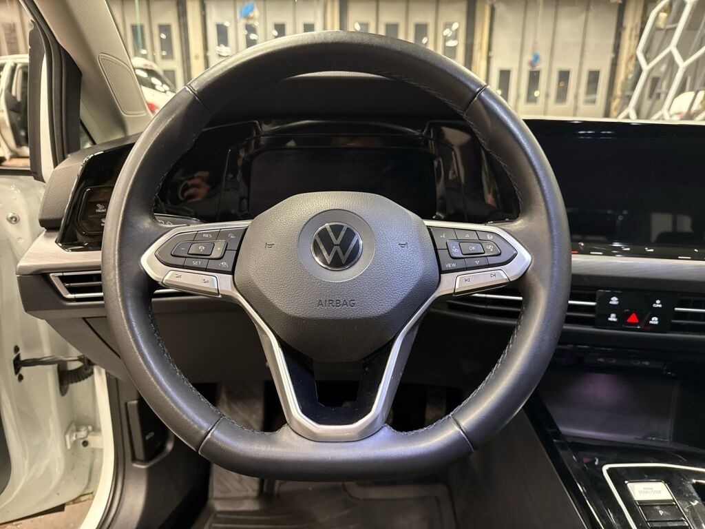 Volkswagen Golf 2023 Valkoinen