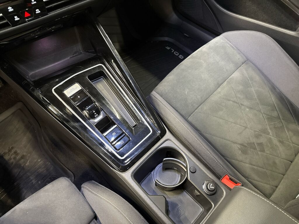 Volkswagen Golf 2023 Valkoinen