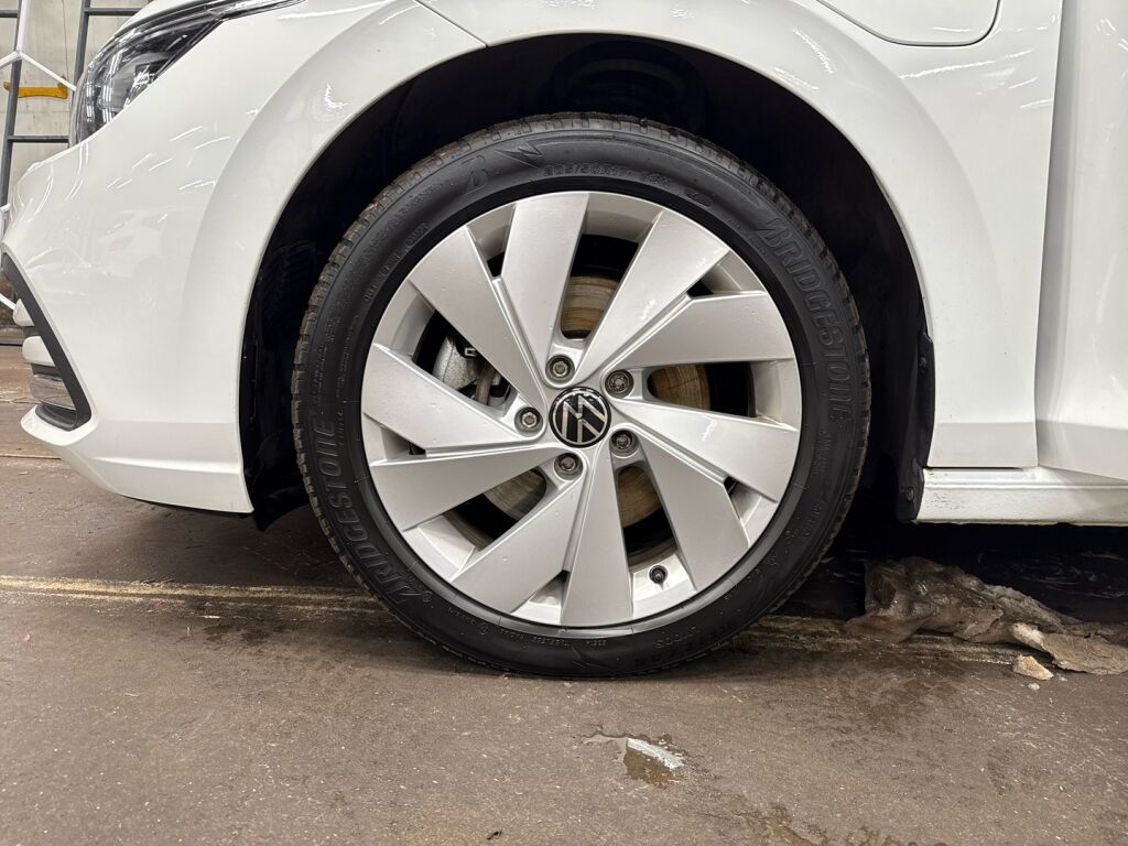 Volkswagen Golf 2023 Valkoinen