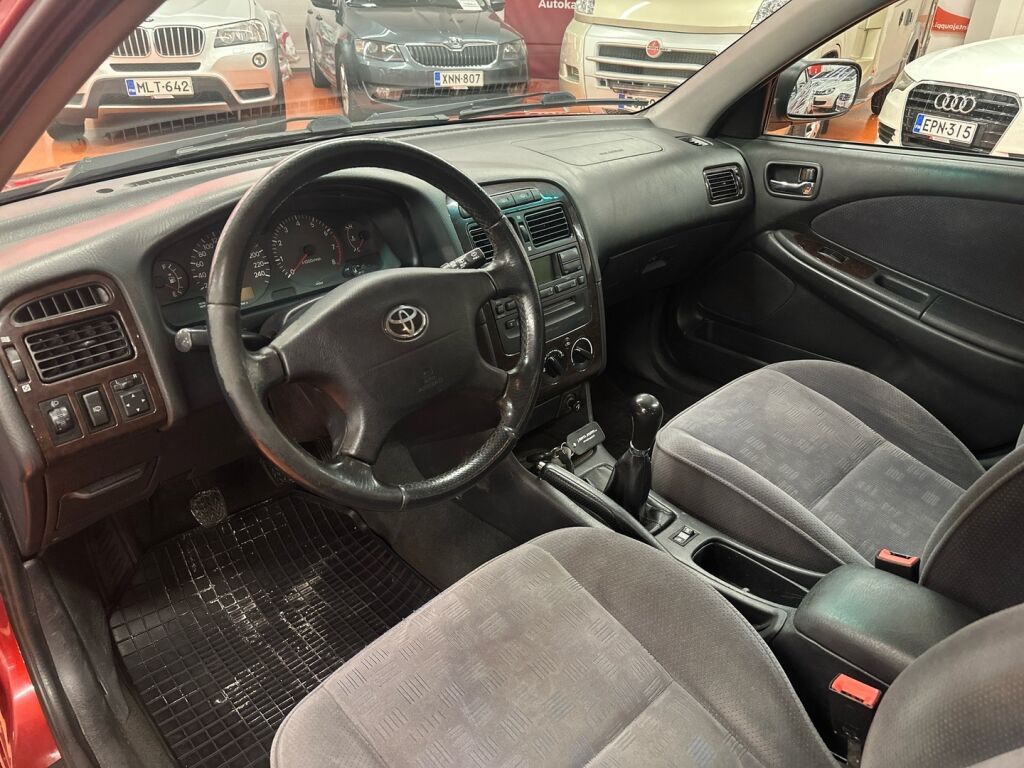 Toyota Avensis 2002 Punainen